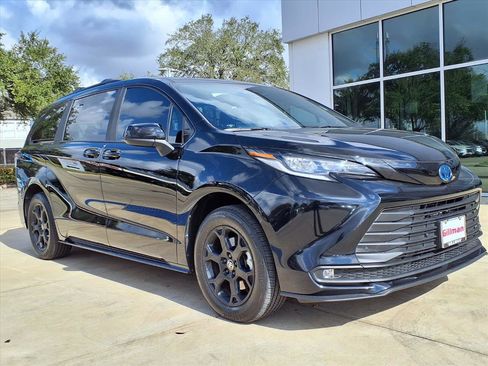 Used 2025 Toyota Sienna XLE Woodland Edition image 2