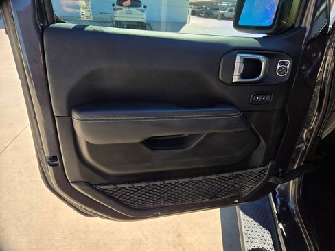 Used 2020 Jeep Wrangler Unlimited Sahara image 10