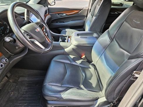 Used 2019 Cadillac Escalade Luxury image 7