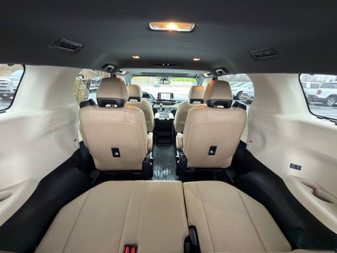 Used 2023 Toyota Sienna Limited image 31