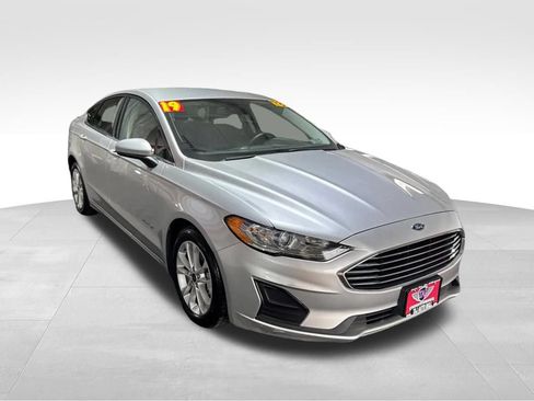 Used 2019 Ford Fusion SE FWD image 3