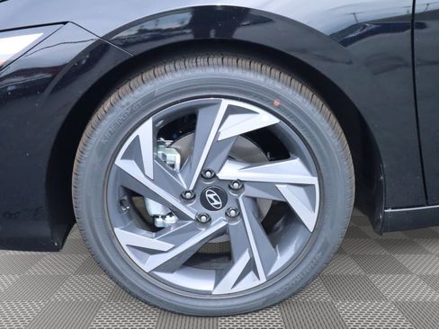 New 2025 Hyundai Elantra Limited image 4