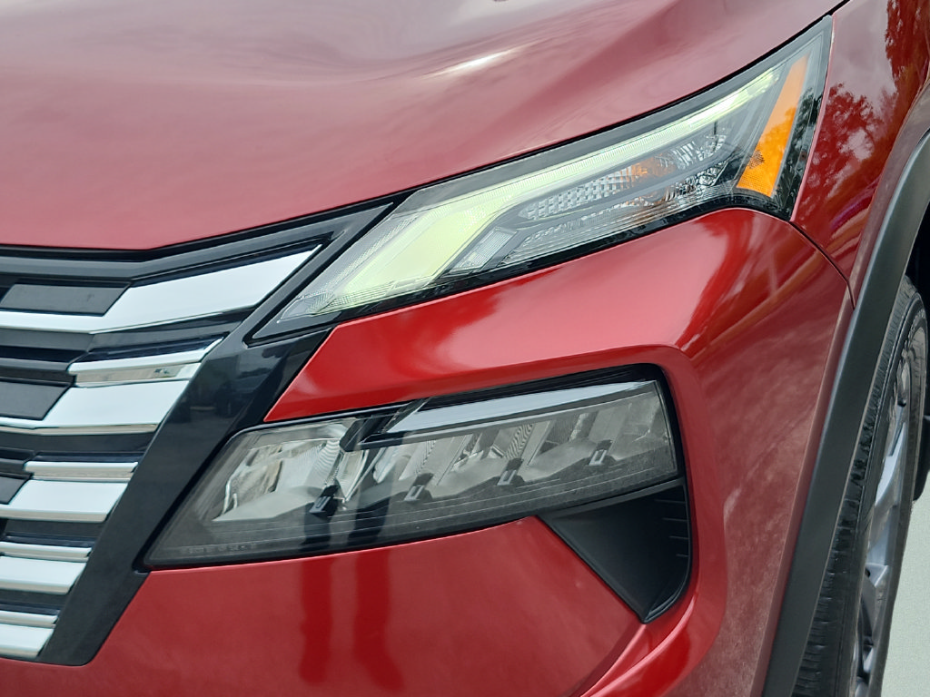 Used 2025 Nissan Rogue SV w/ SV Premium Package FWD image 14