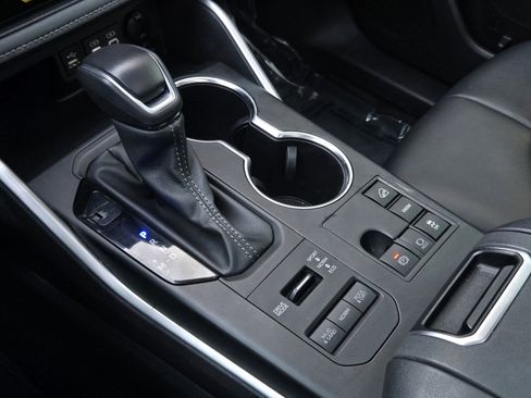 Certified 2024 Toyota Highlander XLE image 18