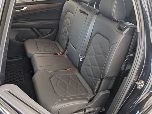 Used 2025 Volkswagen Atlas SE FWD image 17