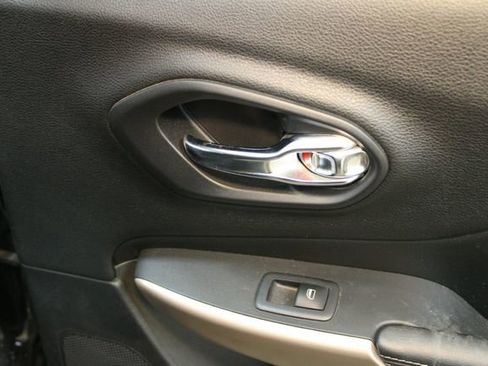 Used 2017 Jeep Cherokee Limited w/ Luxury Group image 13