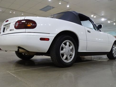 Used 1991 MAZDA MX-5 Miata RWD image 16
