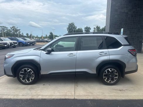 Used 2025 Subaru Forester Premium AWD/4WD image 2