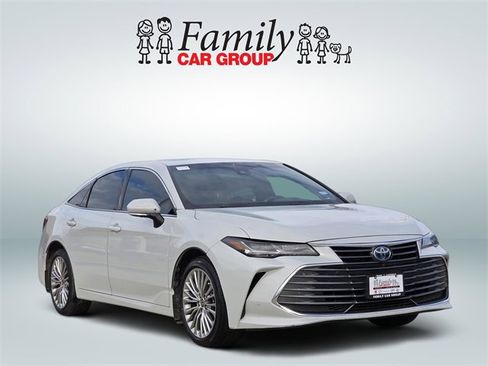 Used 2022 Toyota Avalon Limited image 2