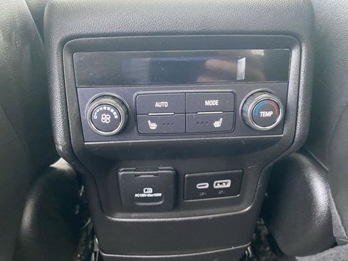 Used 2023 GMC Acadia SLT w/ Elevation Edition image 13