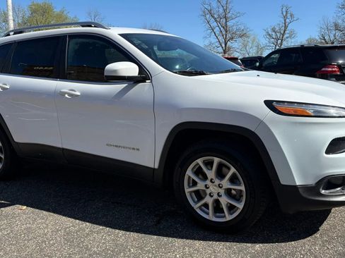 Used 2017 Jeep Cherokee Latitude w/ Cold Weather Group AWD/4WD image 12