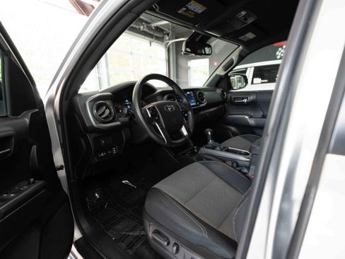 Used 2022 Toyota Tacoma TRD Sport w/ Technology Package AWD/4WD image 8