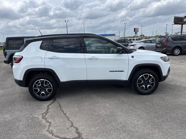 Used 2025 Jeep Compass Trailhawk AWD/4WD image 8