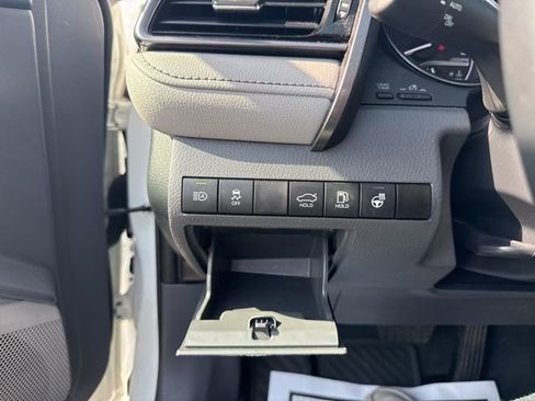 Used 2023 Toyota Camry SE w/ Cold Weather Package image 18