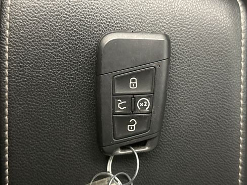 Used 2022 Volkswagen Taos SEL w/ Panoramic Sunroof Package AWD/4WD image 25