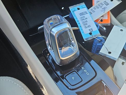 Used 2025 Volvo XC40 B5 Ultra w/ Climate Package image 22