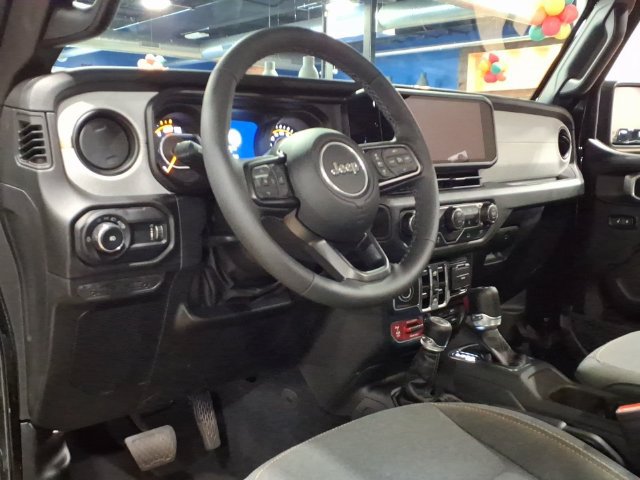 Used 2025 Jeep Wrangler Unlimited Sport AWD/4WD image 11