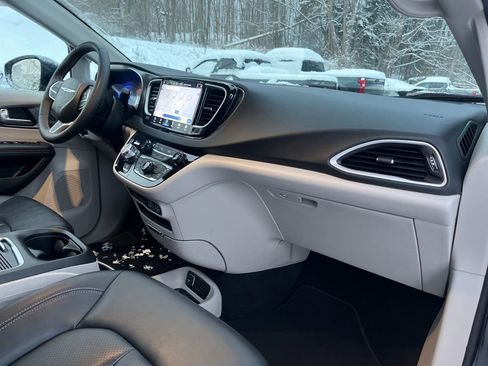 Used 2024 Chrysler Pacifica Touring-L image 27