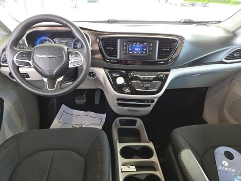 Used 2017 Chrysler Pacifica LX image 90