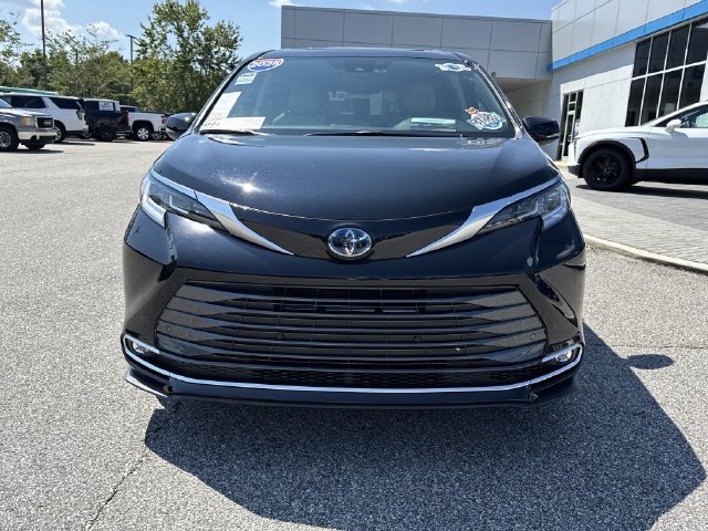 Used 2025 Toyota Sienna Limited AWD/4WD image 12
