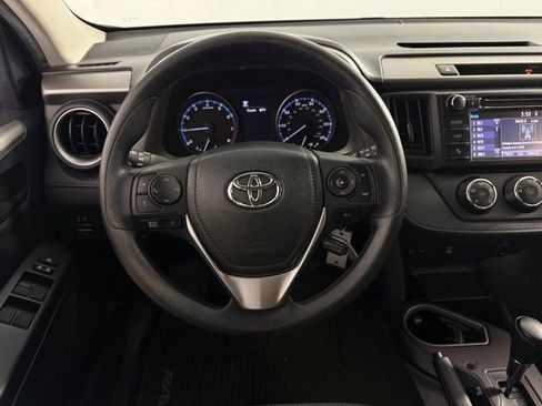 Used 2018 Toyota RAV4 LE FWD image 18