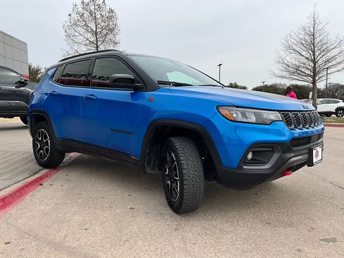 Used 2025 Jeep Compass Trailhawk image 4