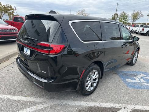 New 2026 Chrysler Pacifica Select image 30