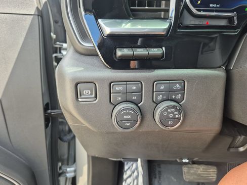 Used 2025 Chevrolet Silverado 2500 LTZ w/ LTZ Premium Package AWD/4WD image 18