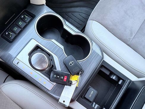 Used 2013 Toyota Camry XLE w/ Leather Pkg image 26