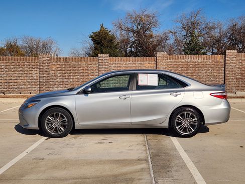 Used 2017 Toyota Camry SE image 5