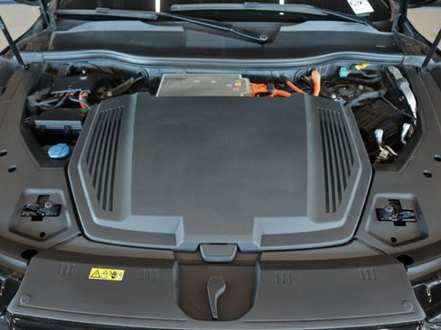 Used 2022 Audi e-tron Premium w/ Convenience Plus Package image 4