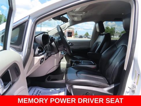 Used 2023 Chrysler Pacifica Touring-L FWD image 17