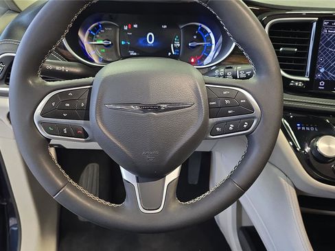 Used 2022 Chrysler Pacifica Limited image 24