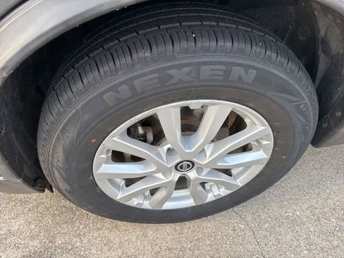 Used 2017 Nissan Rogue SV w/ SV Premium Package image 2