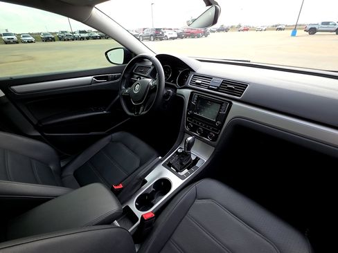 Used 2019 Volkswagen Passat 2.0T Wolfsburg w/ Wheels & Sunroof Package image 17