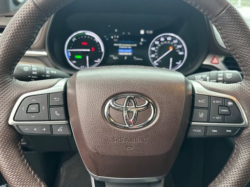 Used 2023 Toyota Sienna Platinum image 35