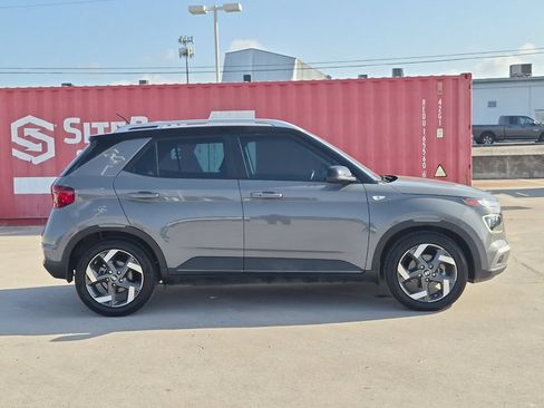 Used 2023 Hyundai Venue Limited FWD image 7