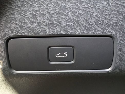 Used 2026 Volvo XC40 B4 Core image 32