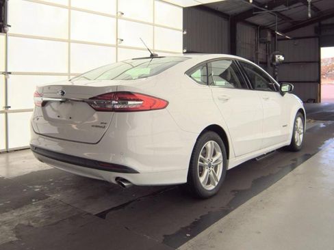 Used 2018 Ford Fusion SE image 2