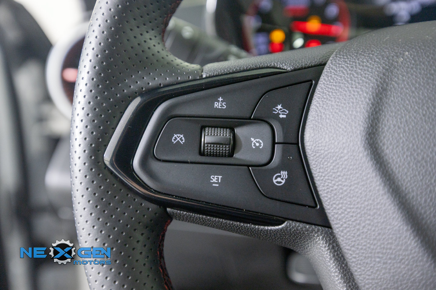 Used 2025 Chevrolet Trax RS w/ Driver Confidence Package FWD image 17