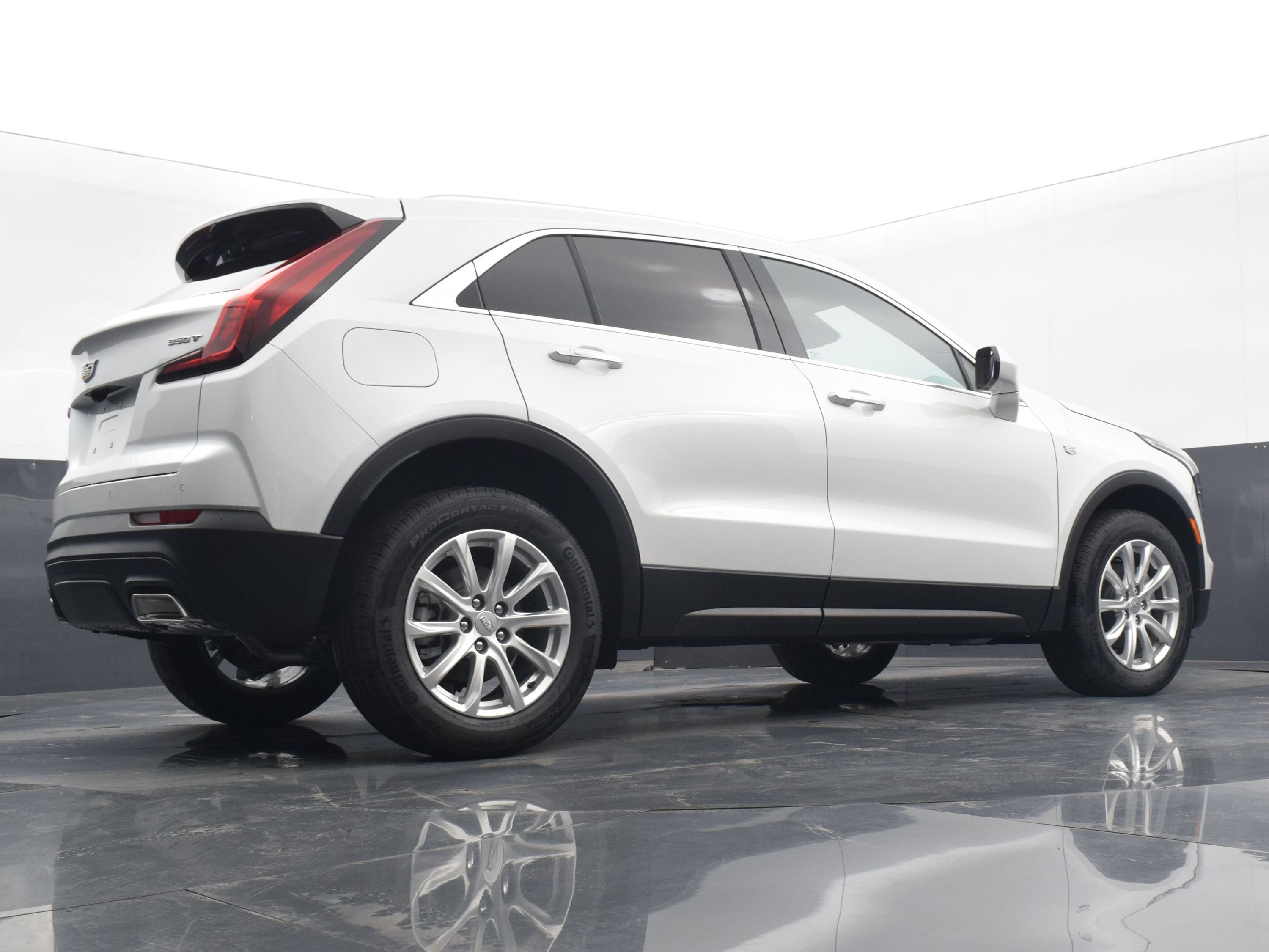 Used 2023 Cadillac XT4 Luxury w/ Cold Weather Package AWD/4WD image 19