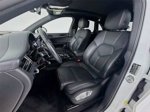 Used 2023 Porsche Macan Turbo AWD/4WD image 5