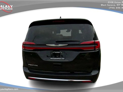 Used 2024 Chrysler Pacifica Touring-L FWD image 6
