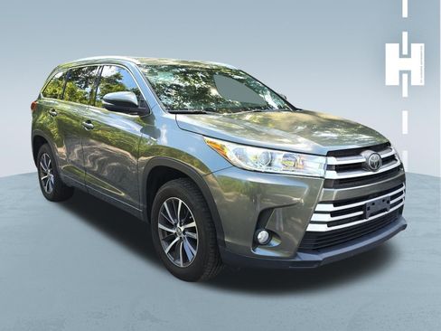 Used 2017 Toyota Highlander XLE FWD image 1