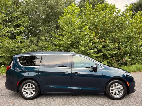 Used 2022 Chrysler Pacifica Touring-L FWD image 5