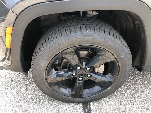 Used 2023 Jeep Grand Cherokee Altitude AWD/4WD image 9