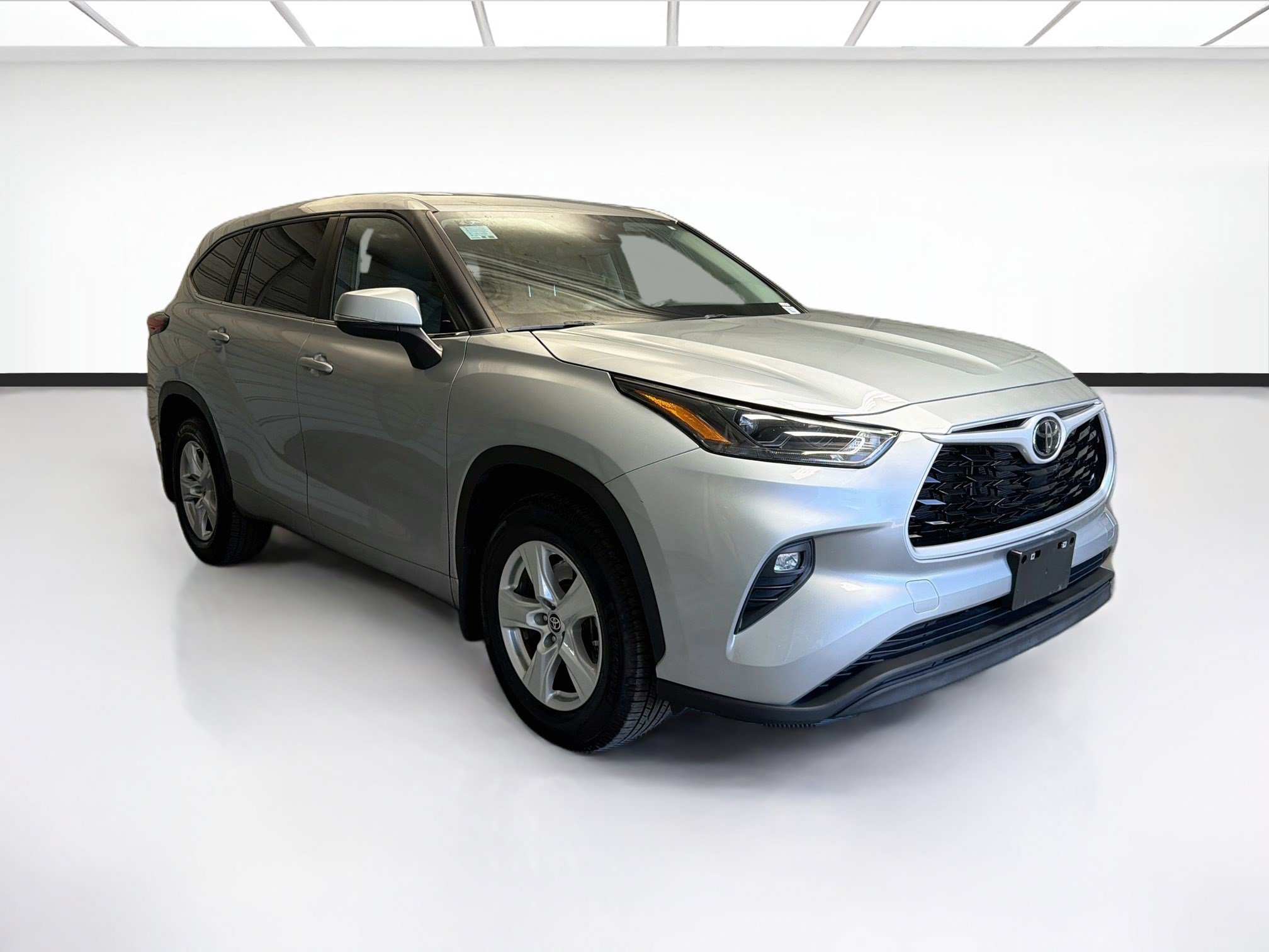 Used 2023 Toyota Highlander LE AWD/4WD image 3