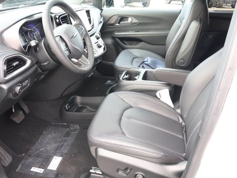 New 2026 Chrysler Pacifica Select image 5