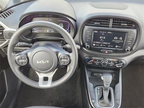 Used 2023 Kia Soul LX image 27
