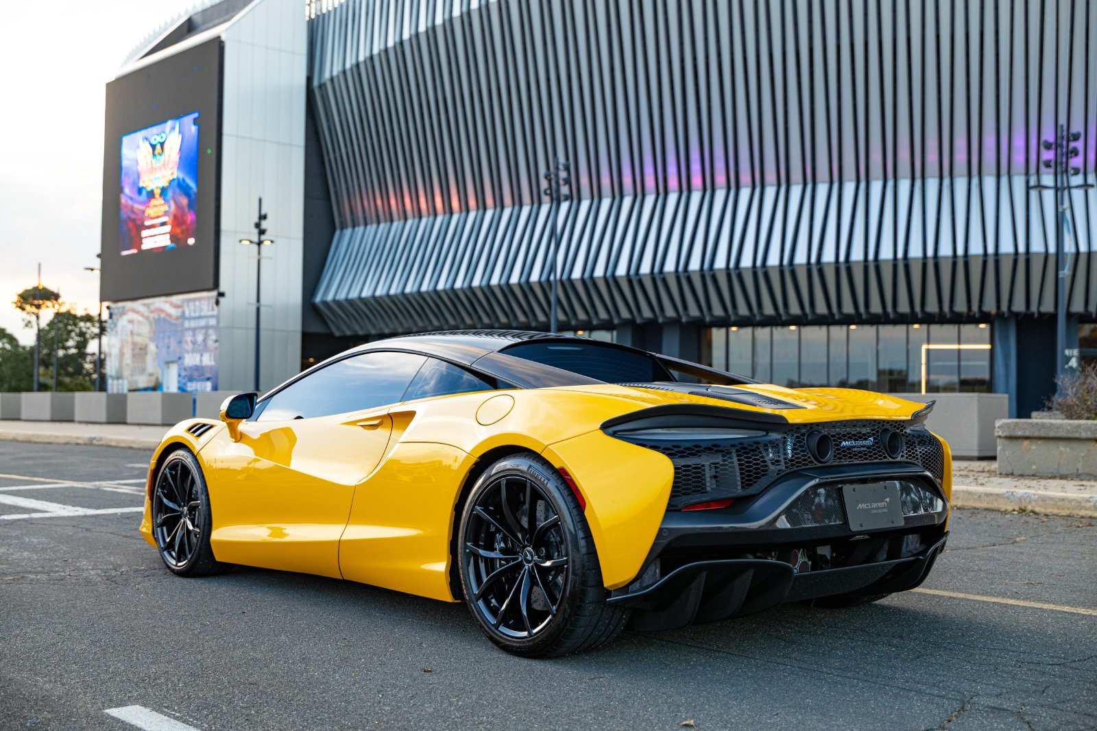 Used 2023 McLaren Artura RWD image 6